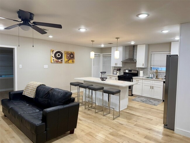 Foto del edificio - 5455 Birdwood Rd