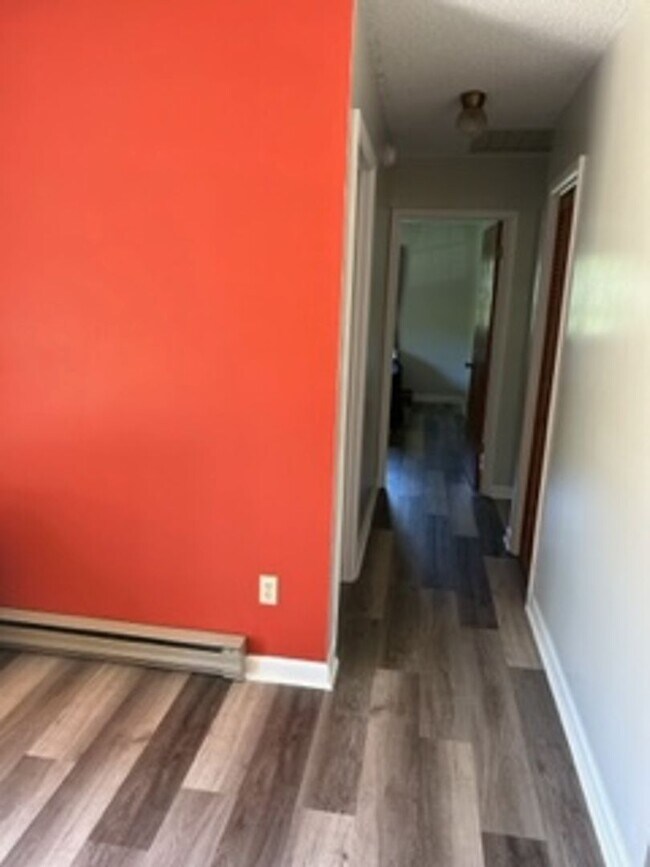 Building Photo - 3 Bedroom 2 Bathroom home available in Haw...