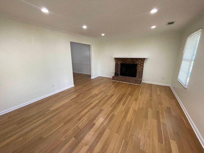 Building Photo - Beautifully updated home on large corner lot