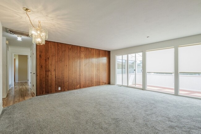 Building Photo - 718 Brassie Dr