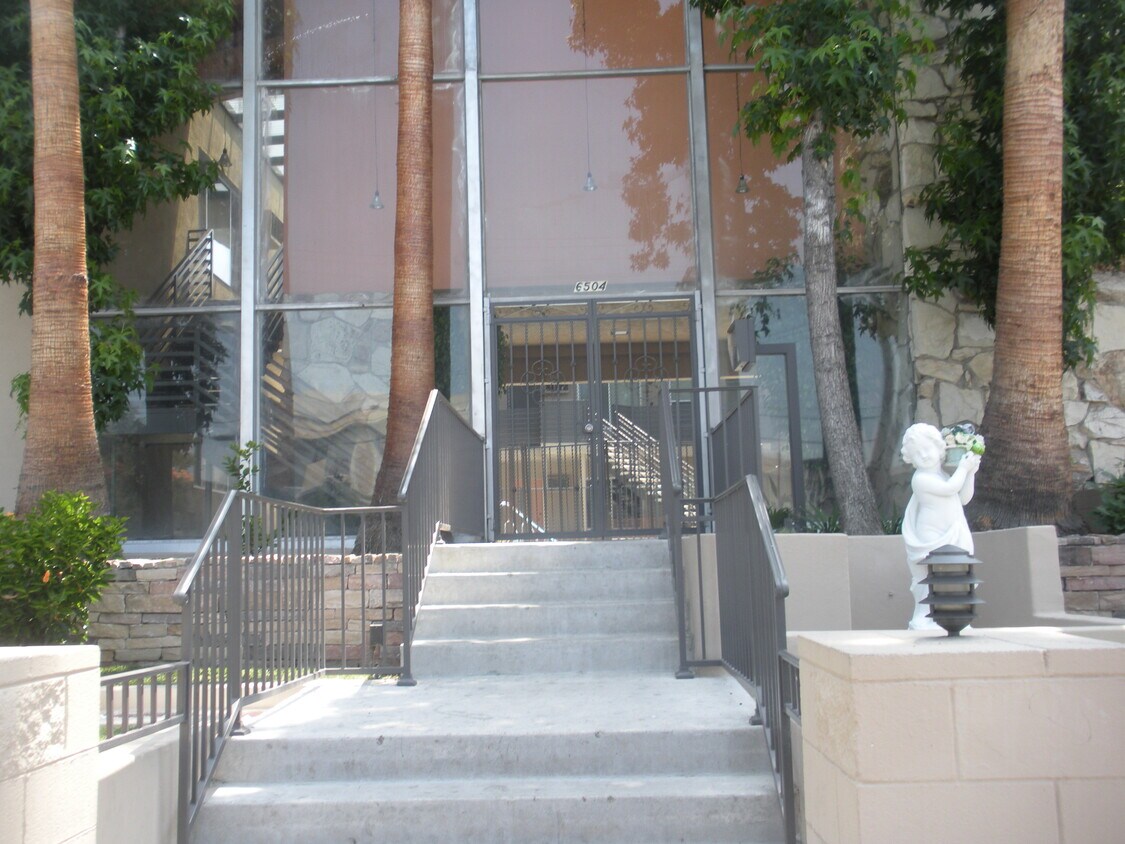 Foto principal - 6504 Woodman Ave