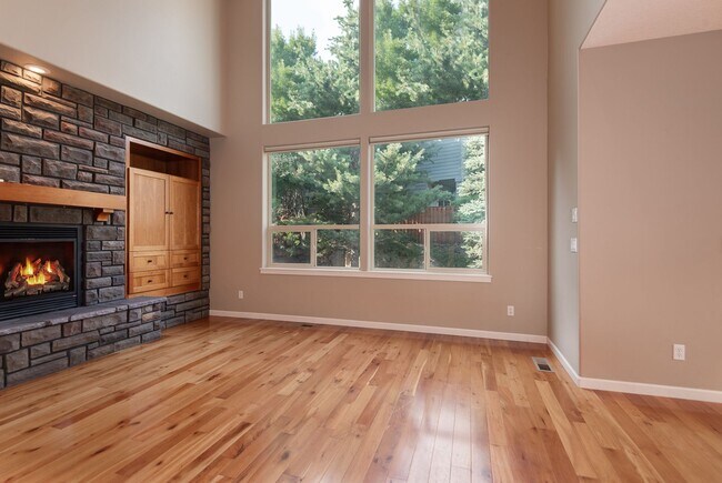 Foto del edificio - 4-Bedroom Home Near Pine Nursery Park Smart Upgrades & Spacious Yard