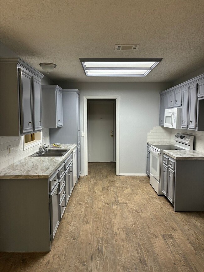 Building Photo - 4 Bedroom House with New Flooring