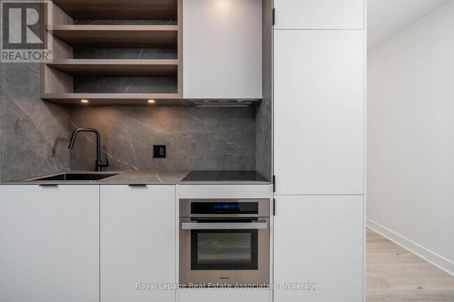 Building Photo - 55 Charles St E