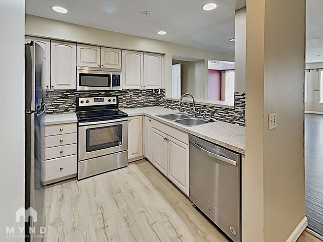 Building Photo - 2530 15th Ave W