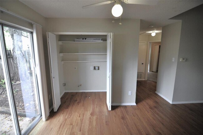 Foto del edificio - 402 Burlwood Ct