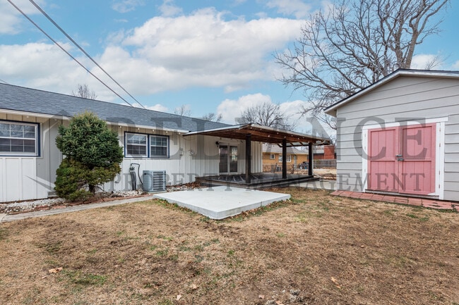 Building Photo - 2210 W Columbine Ln