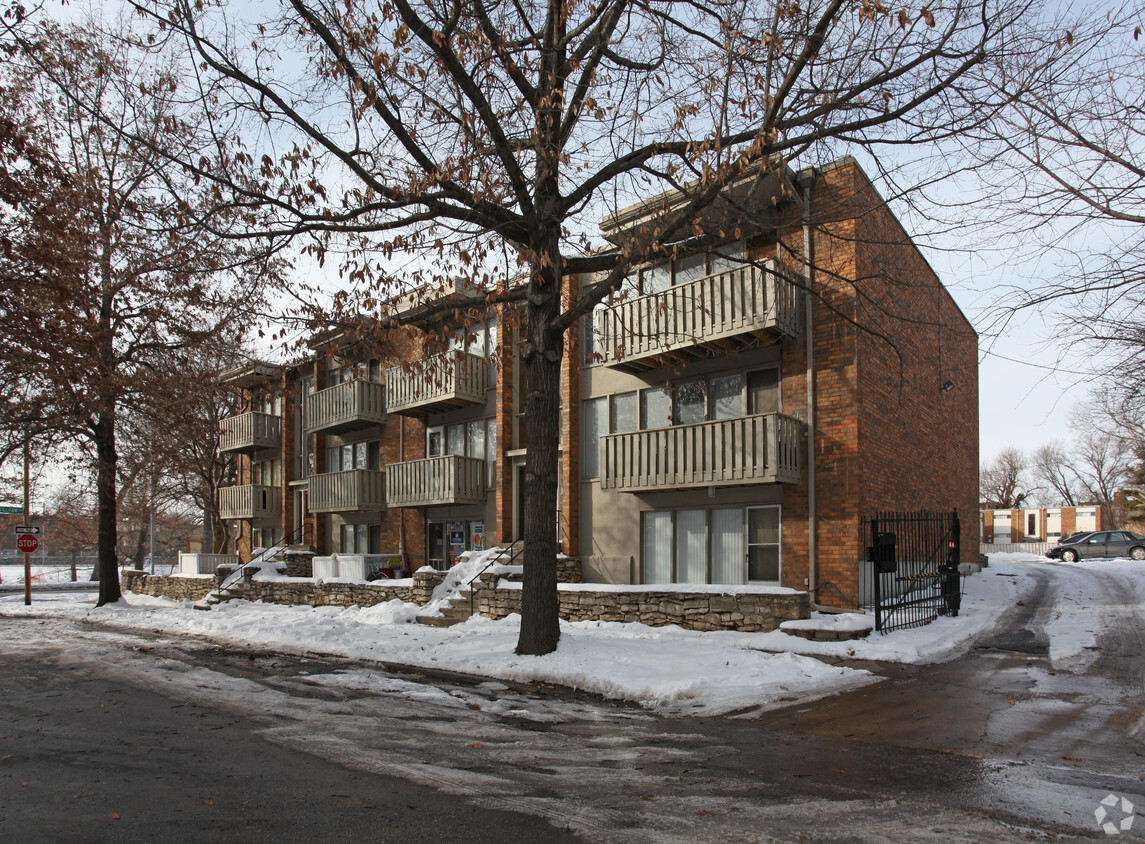 Primary Photo - Hyde Park Place Apartments