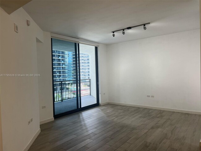 Foto del edificio - 999 SW 1st Ave