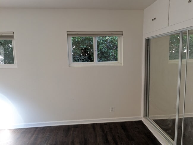 Unidad B - Ventana 1 del dormitorio principal - 5011 Stacy St