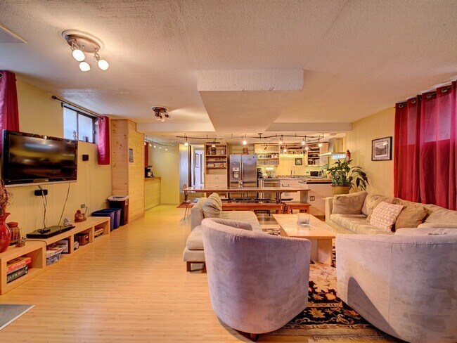 Building Photo - 609 10th Ave - Main Unit