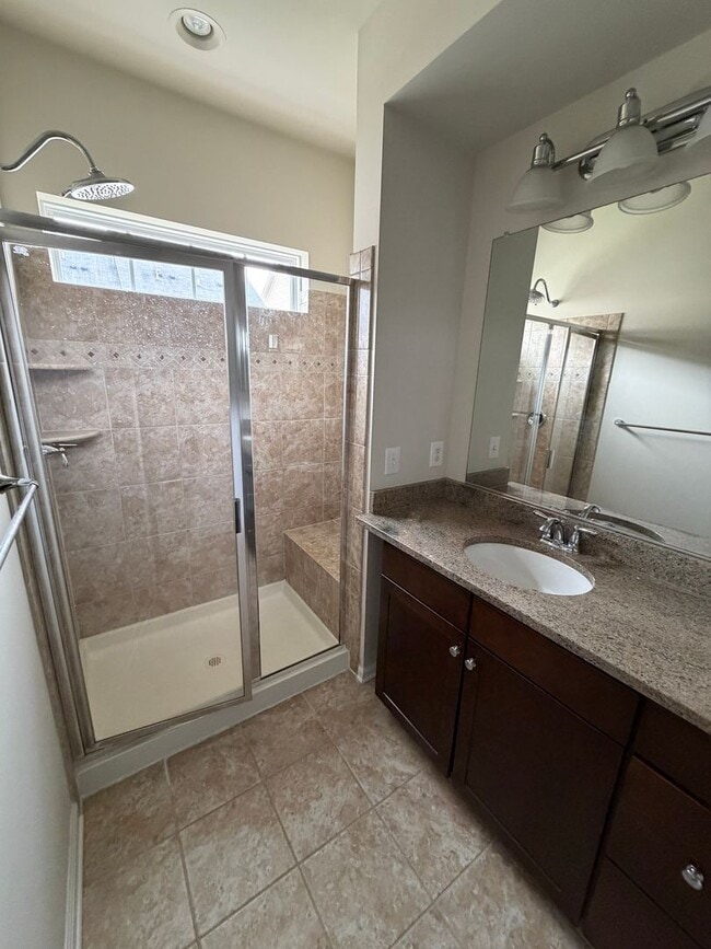 Building Photo - Near New Luxury TH 4 bed + 3.5 baths