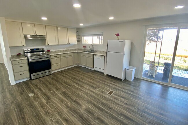 Building Photo - 411 Fredrickson Rd