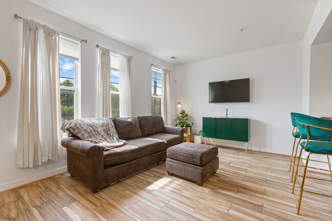 Beautiful natural light floods the space - 2536 Sheridan Rd SE
