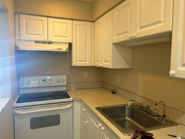 Building Photo - All tile   1/1 close to Cape Coral Pkwy