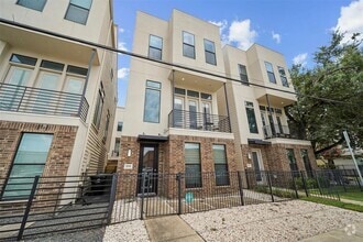 Building Photo - 2106 Sabine St
