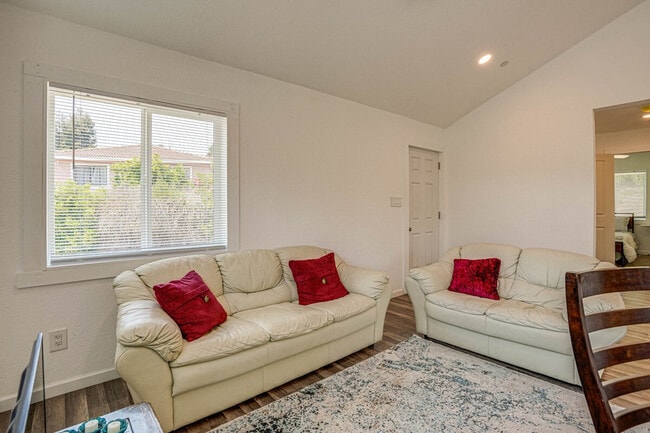 Building Photo - 1120 Sunrise Hill