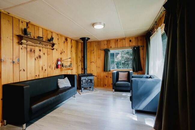 Photo du bâtiment - 80 Sand Bay Rd