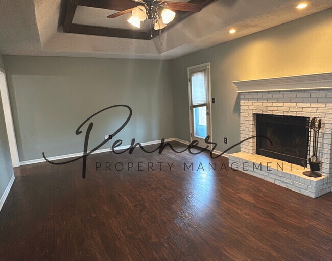 Building Photo - 1100 NW Oakridge Dr