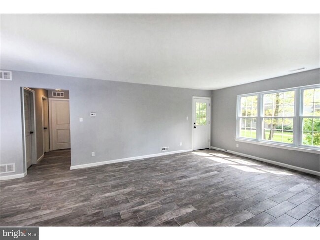 Building Photo - Renovated 2 bedroom 2 bath condo