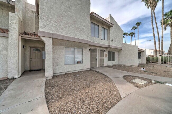 Building Photo - 3840 N 43rd Ave