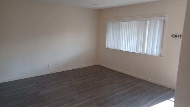 Foto del edificio - 4382 W 130th St