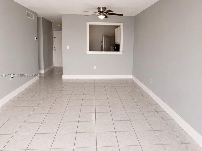 Building Photo - 9440 Fontainebleau Blvd