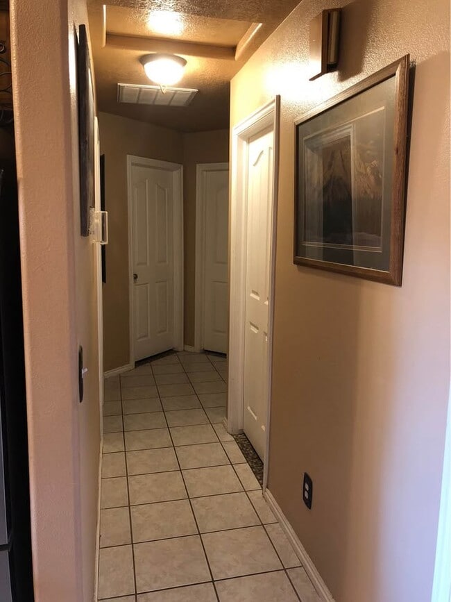 Building Photo - 89 N Paradise Way