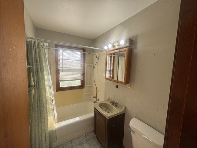 Foto del edificio - West-End Home with Garage & Large Backyard