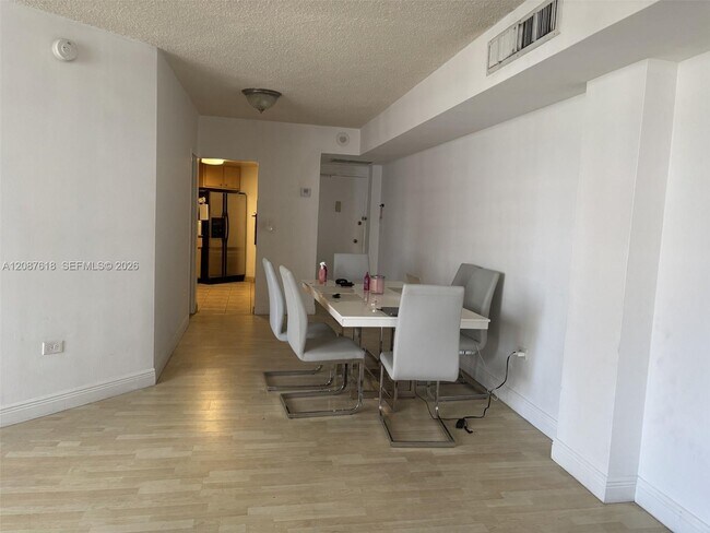 Foto del edificio - 801 Brickell Bay Dr