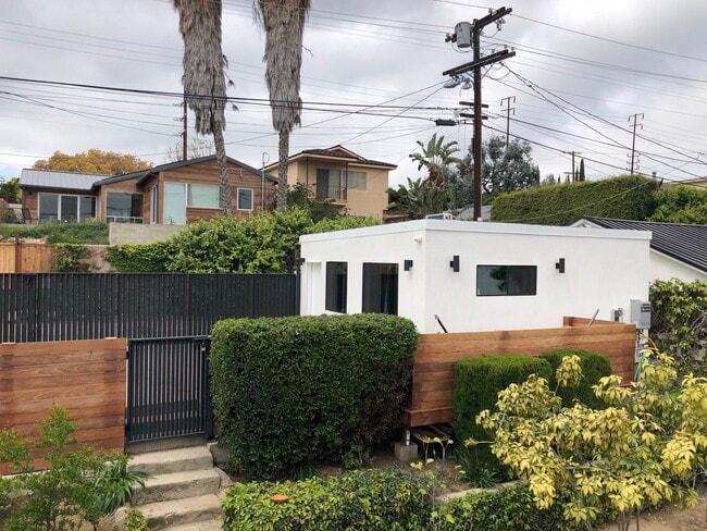 Building Photo - 3527 Greenfield Ave