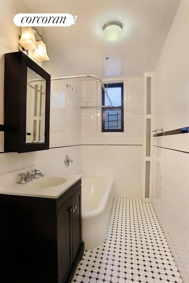 Building Photo - 779 Riverside Dr