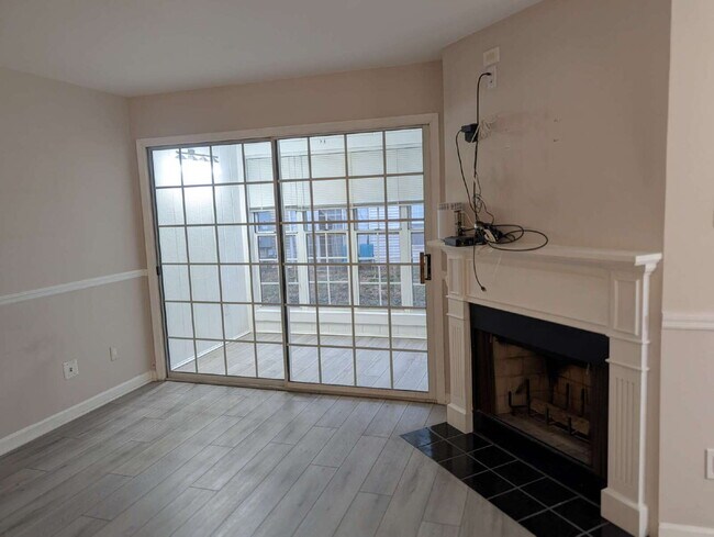 Foto del edificio - Bright Condo Living in a Convenient Fairfax Location
