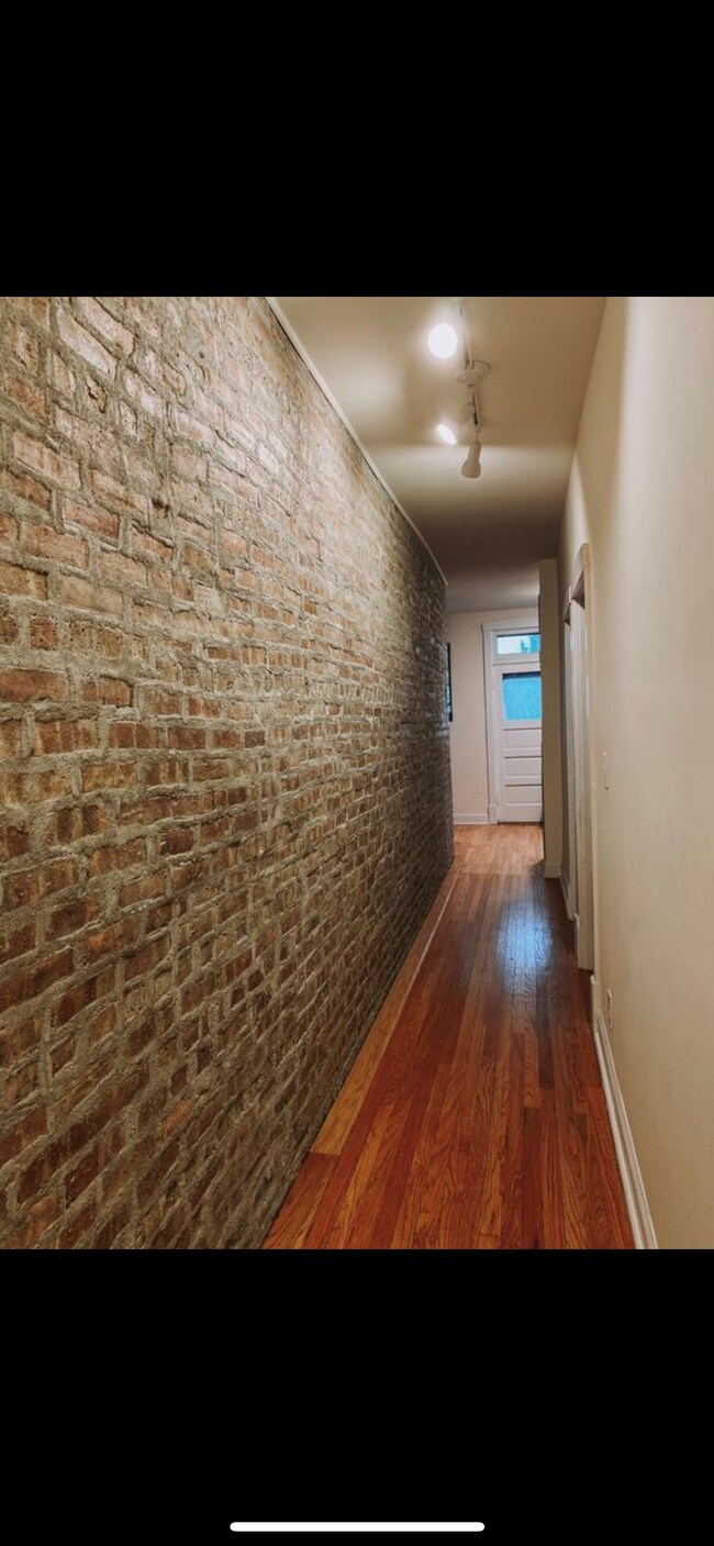 Building Photo - 2325 W Wilson Ave