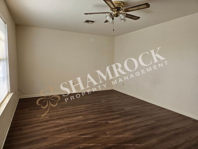 Building Photo - 2/1 Triplex in Waco ISD!