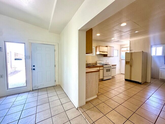 Building Photo - Gigantic Yard 2 Bedroom with Washer/Dryer,...