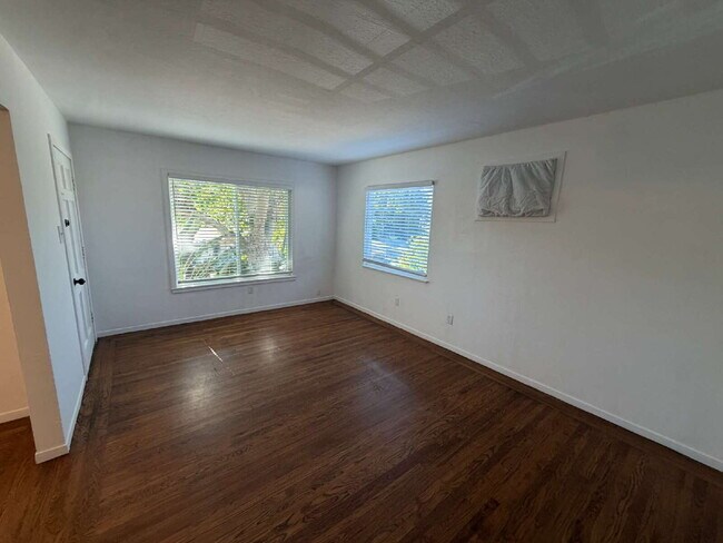 Foto del edificio - Charming 3-Bedroom Martinez Home with Cozy Fireplace & Spacious Living!