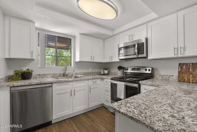 Foto del edificio - 16220 N 7th St