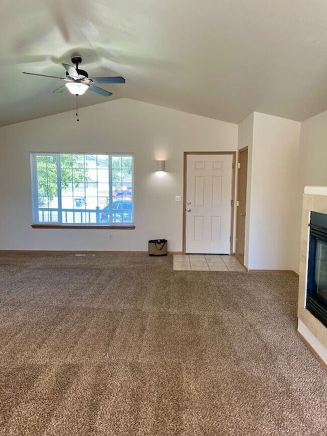 Building Photo - Charming 3-Bedroom Home with Open Layout & Fenced Yard!