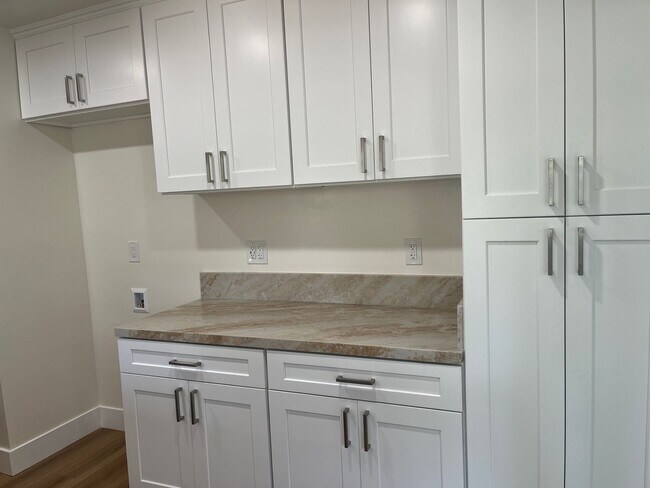 Building Photo - 1147
