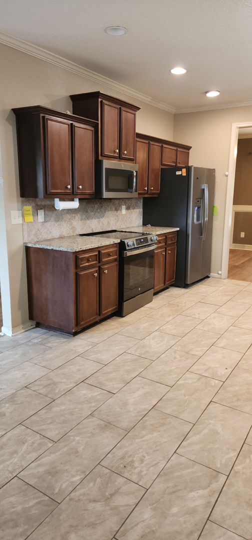 Foto del edificio - LOVELY TWO STORY W/ 5 BEDS, 3 FULL BATHS. ...