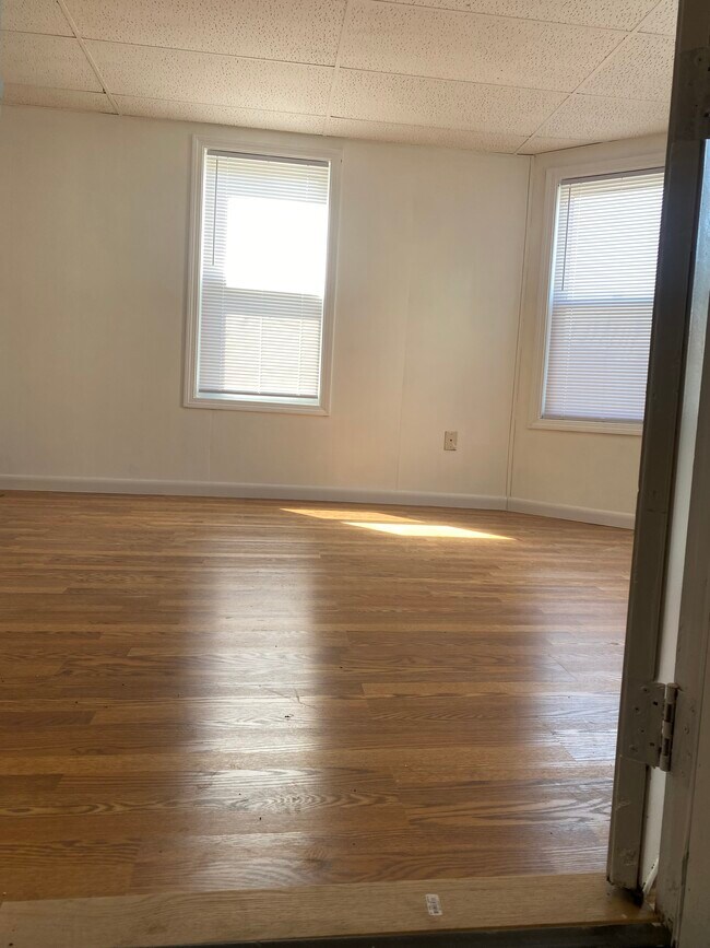 Living room - 8 E Kendall St