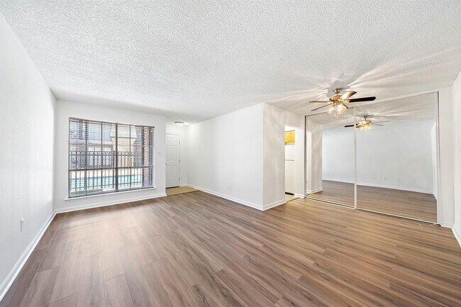 Building Photo - 711 Holiday Dr