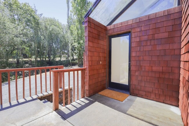 Building Photo - 071-02