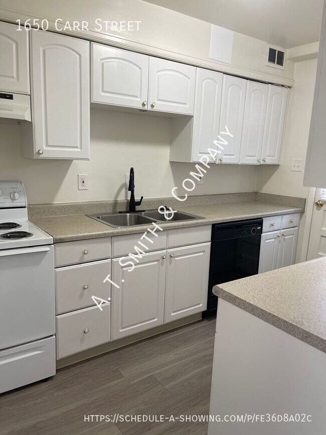 Foto del edificio - Spacious 2-Story Townhome in Lakewood
