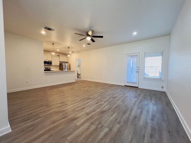 Foto del edificio - PRE-LEASING FOR JUNE OR JULY! Spacious 3-Bedroom Townhouse Near Texas Tech