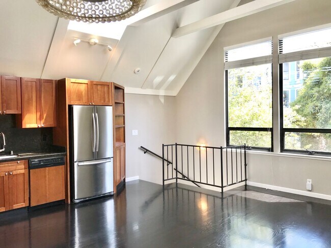 Building Photo - Charming Duboce Park Cottage - Parking / P...