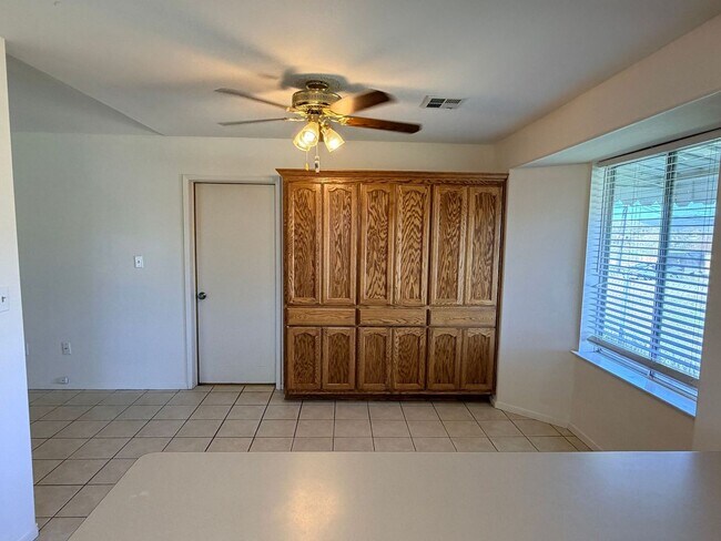 Foto del edificio - 3+2 w/garage and large fenced backyard