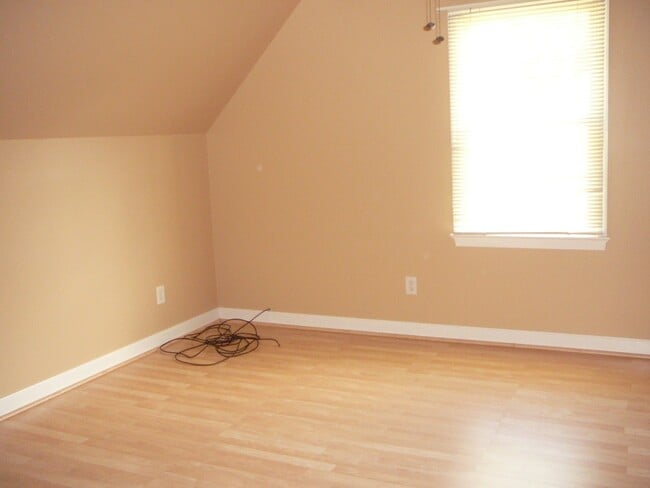 Building Photo - 3 Bedroom 2 Full baths