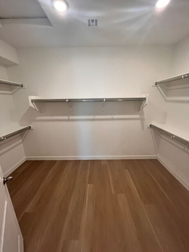 Foto del edificio - 2880 N Riverdale Ln